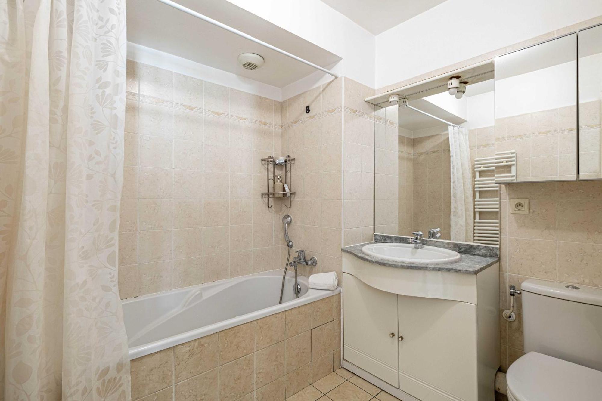 Appartement Bright One Bedroom With Parking And Terrace *